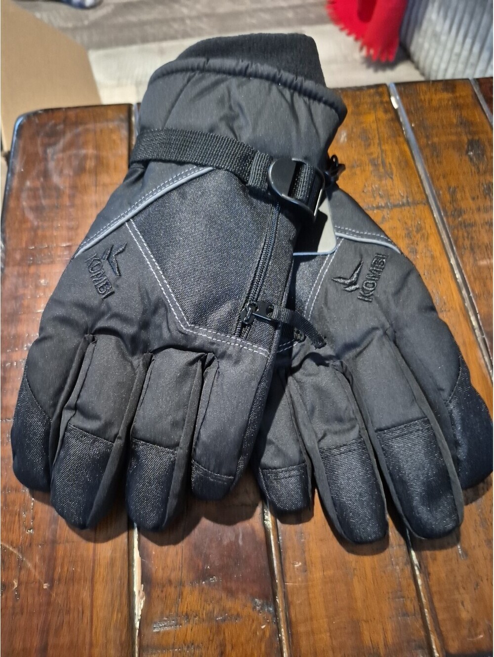 NEW Kombi Pursuit II BLACK Winter Ski Snow Gloves Womens New  size Medium